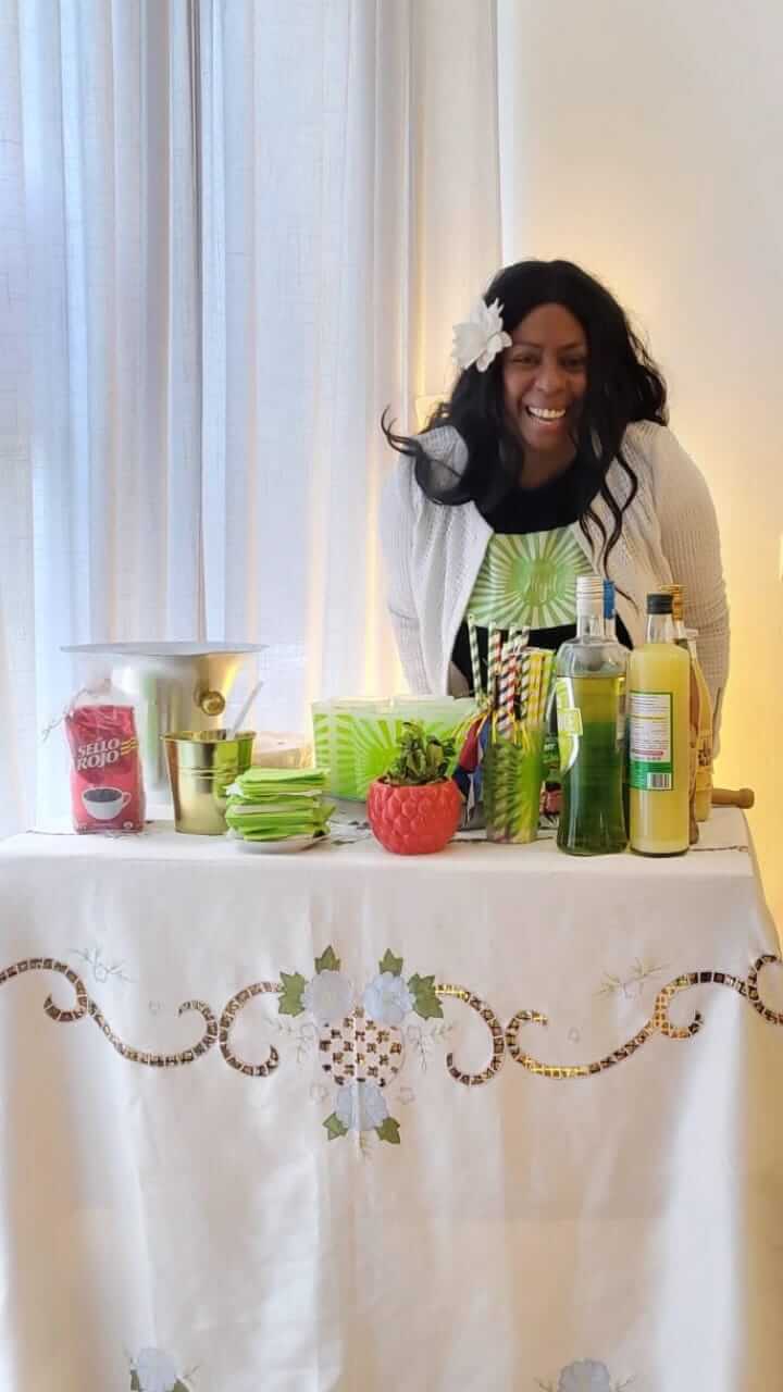 Magda Habana BCN preparando mojitos de autor a bordo del velero